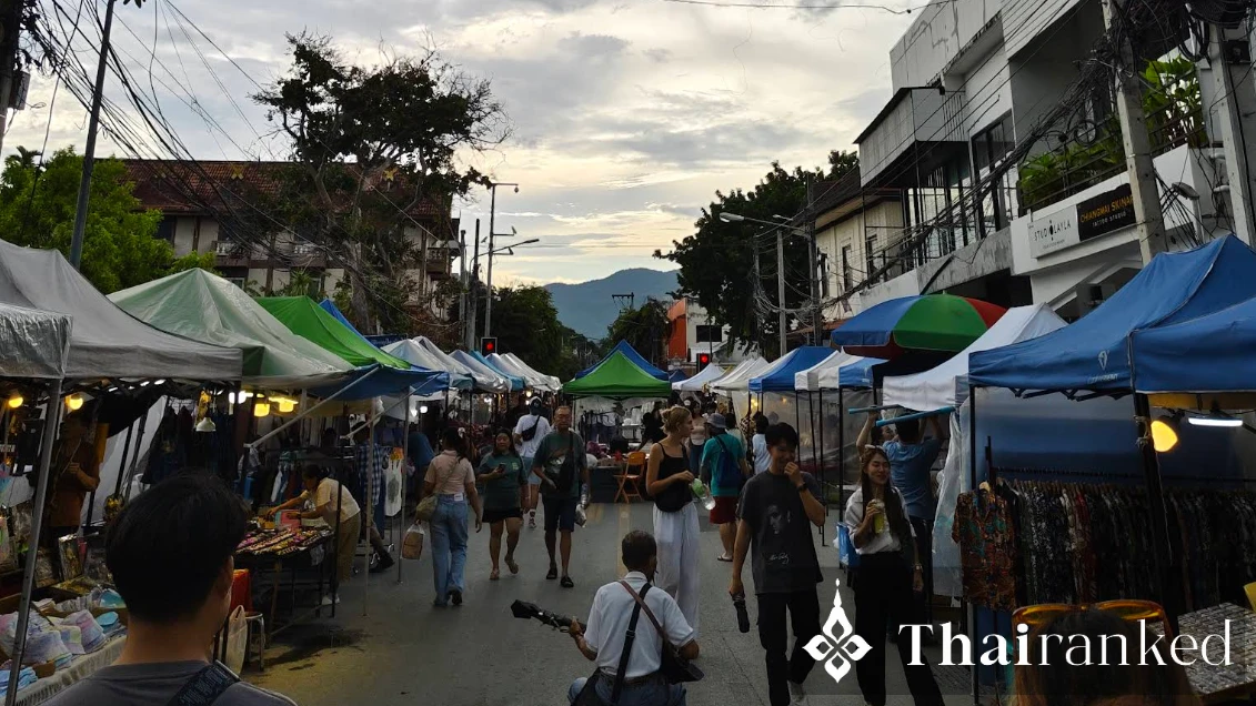 Sunday Walking Street Market (Tha Phae to Ratchadamnoen)