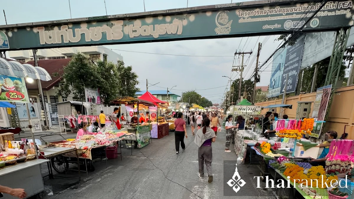 Wat Boon Night Market (Talad Wat Boon)