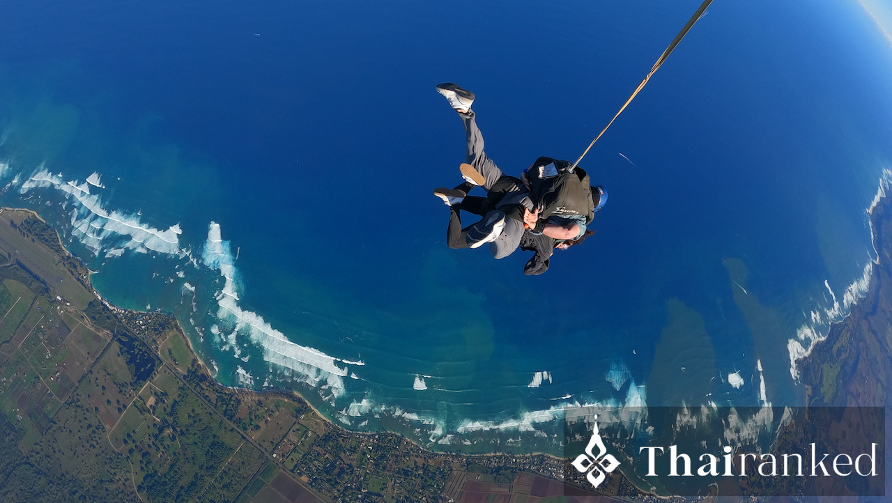 パタヤでのスカイダイビング