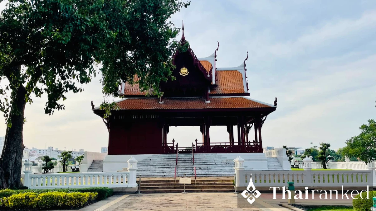 Phra Sumen Fort & Santi Chai Prakan Park