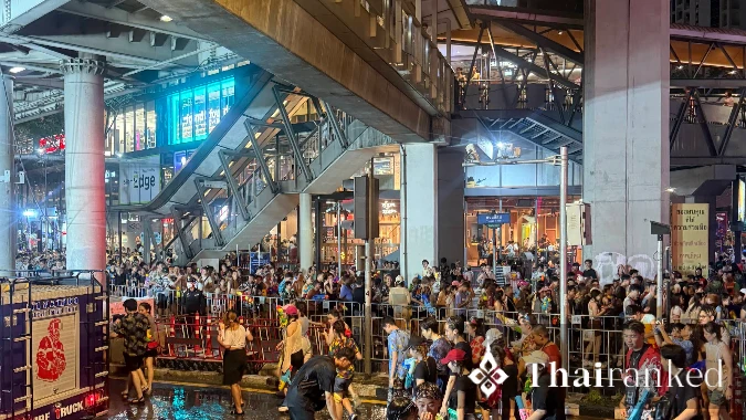 Silom Songkran Record-Breakende Menigten en Wild Watergevechten