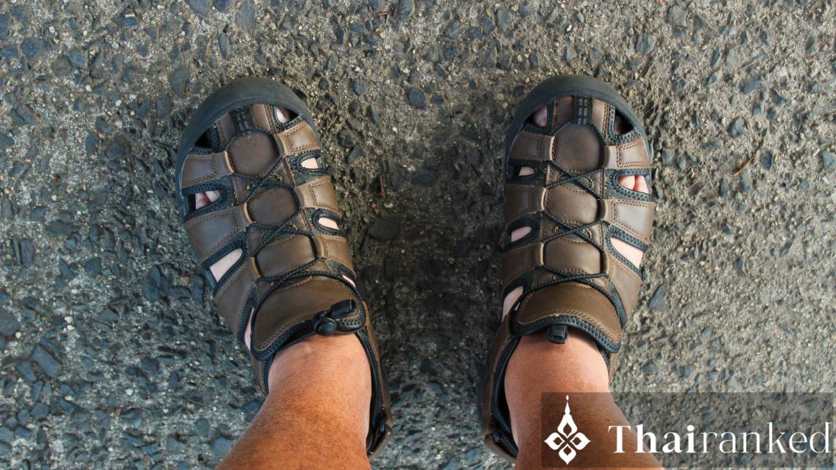 Rutschfeste Wasserschuhe oder Sandalen mit Riemen