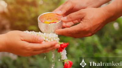 วิธีฉลองเทศกาลสงกรานต์แบบดั้งเดิมในประเทศไทย